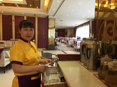 年輕面孔難覓，銀發身影成景 餐飲業服務崗的“年齡斷層”與轉型